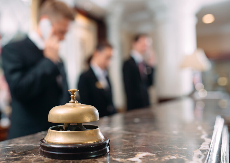 Närbild på ringklocka som står vid receptionen på hotell.