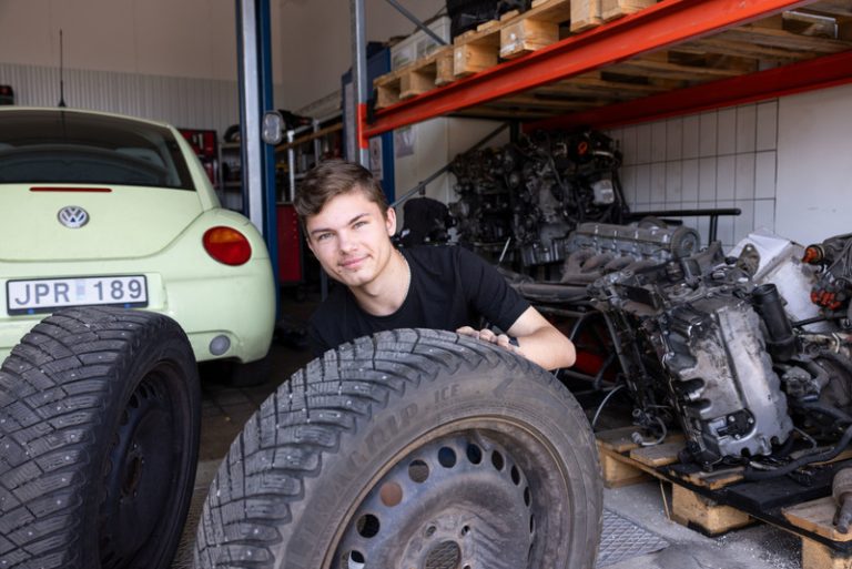 Elev i garage som sitter vid bildäck.