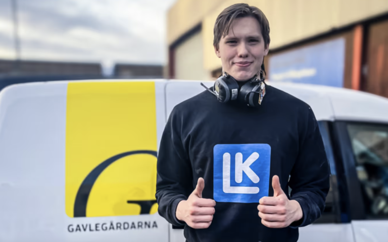 Elev framför bil