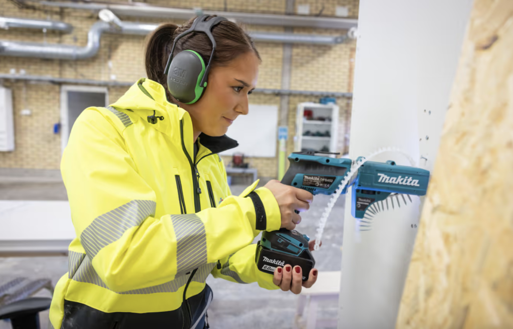 Elev står och borrar i vägg