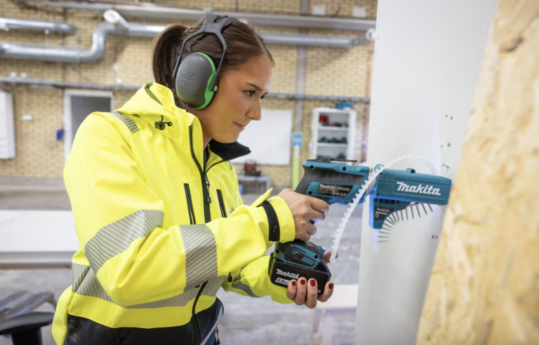 Elev står och borrar i vägg