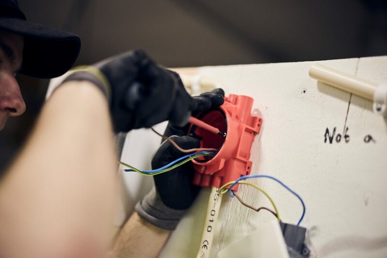 Elev som skruvar i eluttag