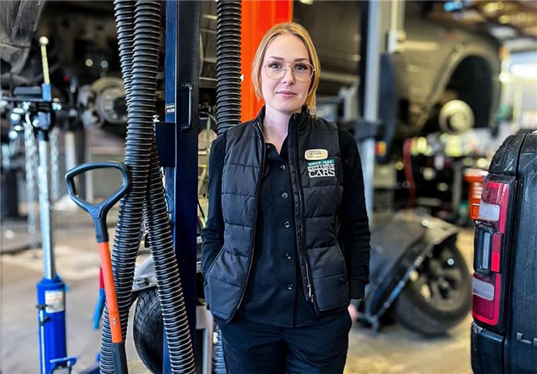 Yrkesgymnasiet Täby har startat en intervjuserie med kvinnliga verkstadschefer för att inspirera fler tjejer att söka fordons- och transportprogrammet. Med intervjuerna vill man ge en inblick i yrket och bryta fördomar om kvinnor i branschen. Näst på tur att intervjuas är Sofie Sellén, verkstadschef i Täby.