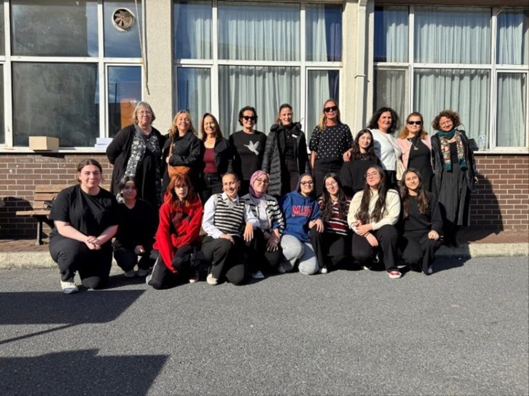 Barn och fritidspedagoger på besök till gymnasieskola i Istanbul.