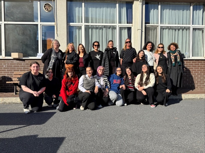 Barn och fritidspedagoger på besök till gymnasieskola i Istanbul.