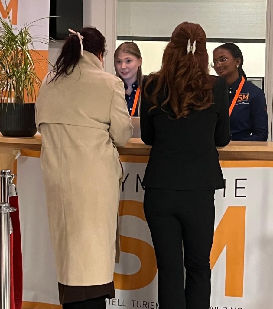 Elever tar emot gäster vid reception under Gymnasie-SM.