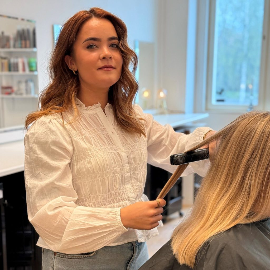 Amanda har fortsatt att jobba extra i en salong för att behålla kopplingen till yrkeslivet.