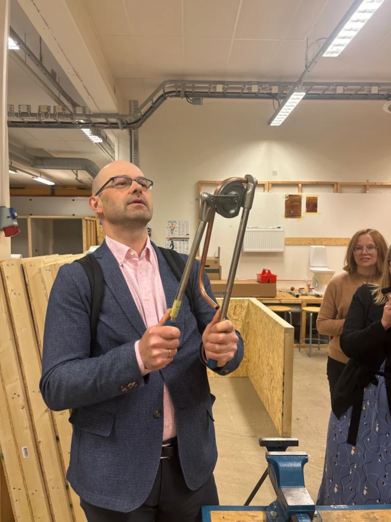 Biträdande statssekreterare Vallo Koppel besöker VVS-elevernas verkstad. 