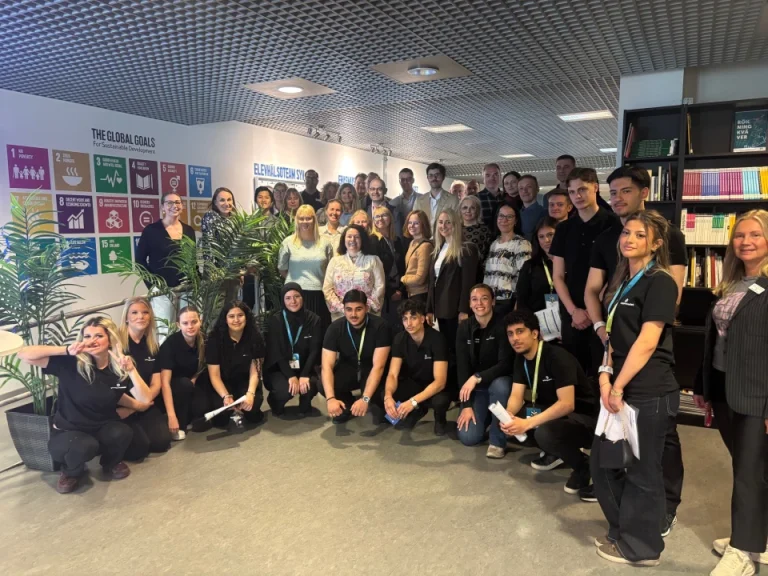 Delegationen från Estlands Utbildningsdepartement, tillsammans med de elever och lärare som guidade dem runt på skolan.